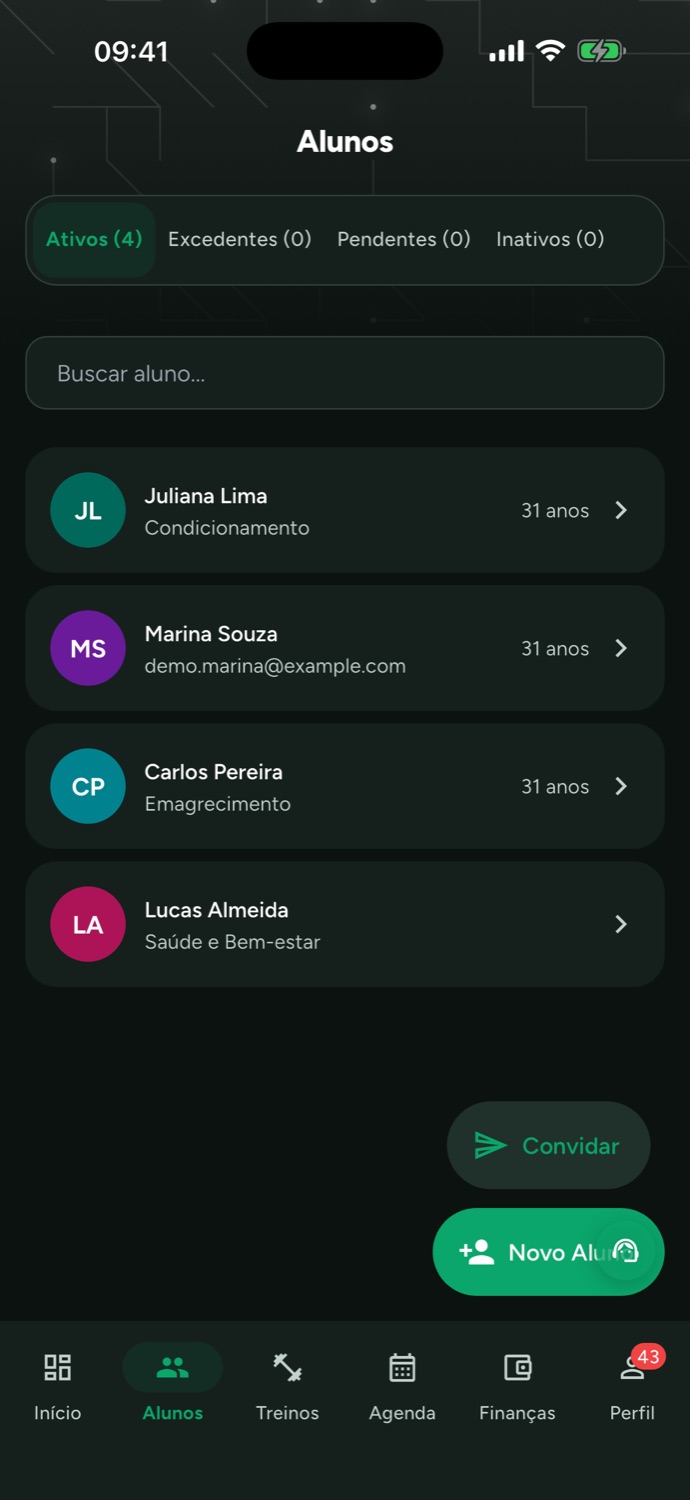Lista de alunos do personal no app, com objetivo de cada um e as abas de ativos, excedentes, pendentes e inativos