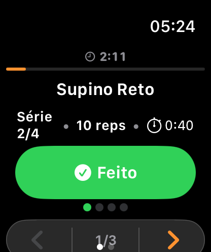 Apple Watch executando o treino: Supino Reto, série 2 de 4, 10 repetições e o botão Feito