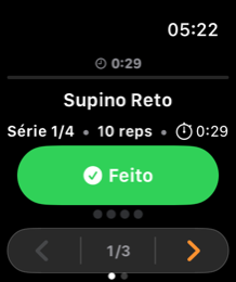 Apple Watch executando o treino: Supino Reto, série 1 de 4, 10 repetições e o botão Feito