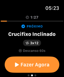 Apple Watch anunciando o próximo exercício: Crucifixo Inclinado, 3 por 12